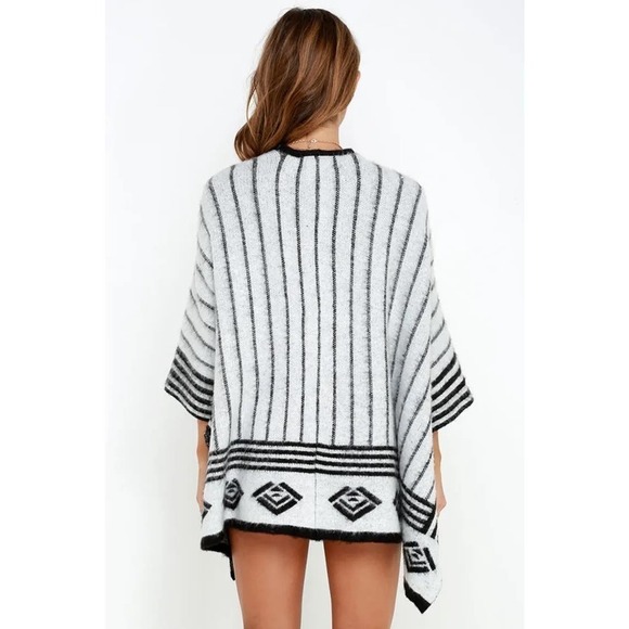 Gently worn Olive & Oak Basecamp Black & Ivory Print Poncho - Picture 4 of 7